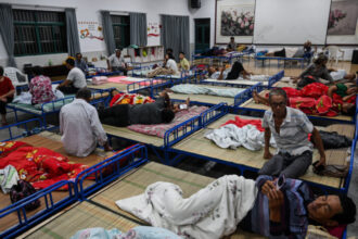 galerie foto taifunul co may a dus la evacuarea a peste 280 000 de oameni si la anularea a 640 de curse aeriene in shanghai 688b053e962ec