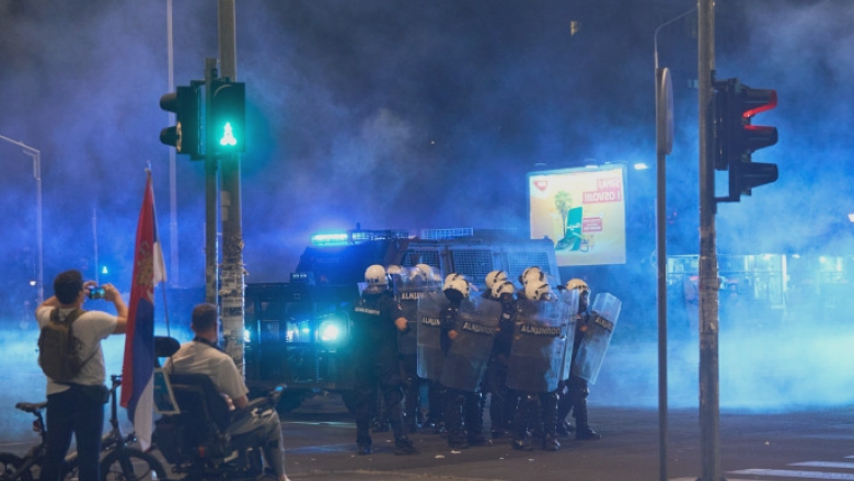 a cincea noapte de proteste in serbia birourile partidului progresist sarb aflat la putere au fost incendiate 68a16d41794fc