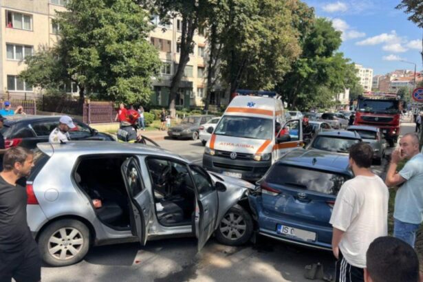 accident grav produs de un sofer care a inceput sa se simta rau la volan a intrat cu masina in alte autoturisme 68a5aaab7da79