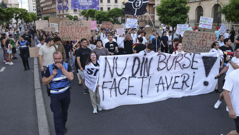 anosr sistemul de burse a fost constant subfinantat iar acum va scadea la jumatate 44 000 de studenti afectati 689d8b95319d7