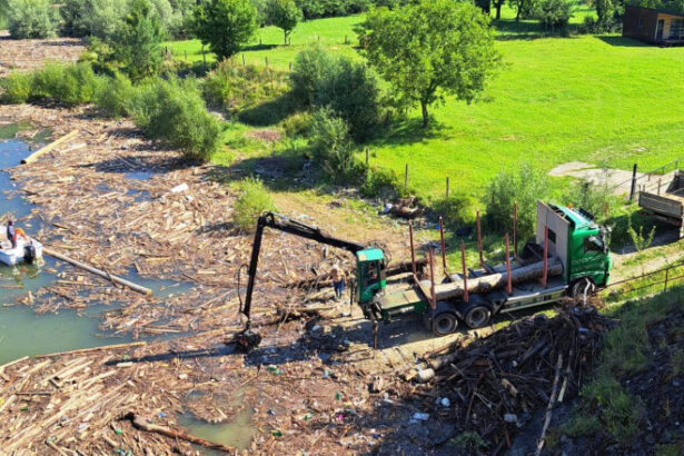 au inceput lucrarile de curatare a lacului izvorul muntelui de sutele de tone de deseuri aduse de viituri 68905f767e42c