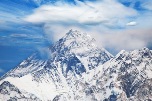 cucerirea everestului se scumpeste nepalul ofera la schimb acces gratuit la 97 de munti 689ad8ee5ebc8