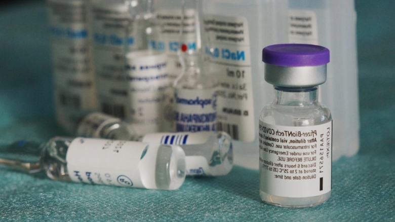 decizie controversata chiar sub nasul lui robert f kennedy jr au fost autorizate vaccinurile actualizate anti covid 19 pentru toate persoanele de peste 65 de ani si cele cu risc ridicat 68afd6ecc9d91