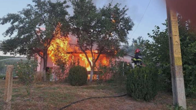 explozie urmata de incendiu intr o casa din botosani un barbat a ajuns la spital cu arsuri 68b3e5356e117