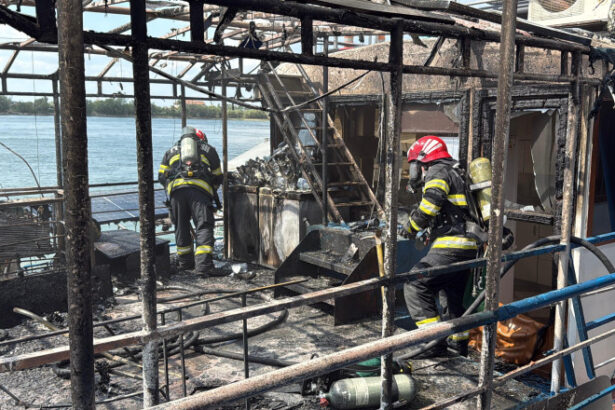 foto incendiu la un ponton dormitor amplasat pe faleza din tulcea flacarile s au extins la barcile din apropiere 688f7058c0647