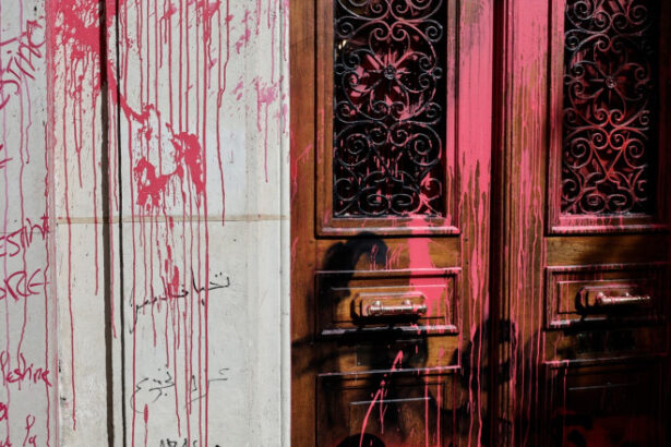 foto sediul companiei aeriene nationale israeliene de la paris vandalizat cand macron anunta cadouri hamasului acesta e rezultatul 6894d99cf1018