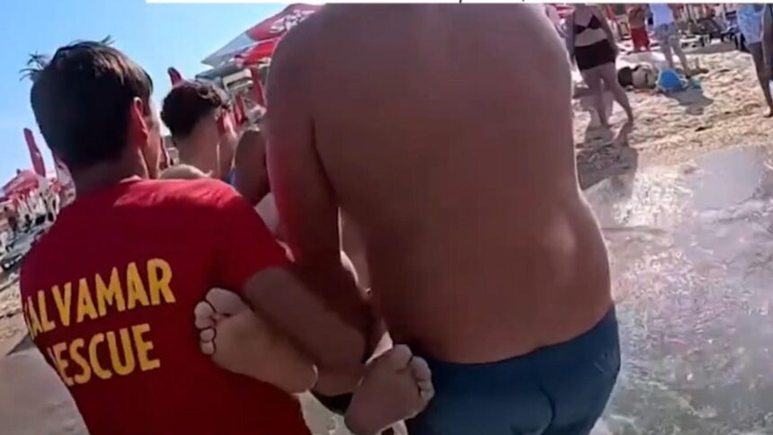 inconstienta maxima turistii ignora steagul rosu de pe litoral si se avanta in valurile involburate video 68ab1a14e25b8