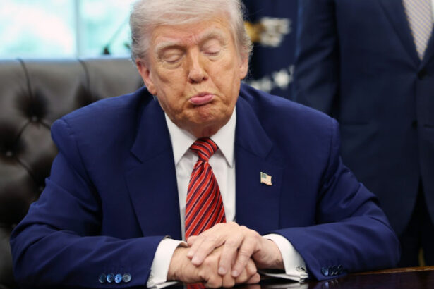 noua tinta a lui donald trump presedintele sua acuza bancile ca l discrimineaza pe el si pe fanii maga 689398380e35f