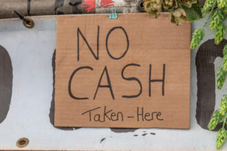 o tara unde banii cash fac legea si cei mai multi oameni nu au cont bancar ar putea fi primul stat din lume care interzice bancnotele 6896ddf767a6a