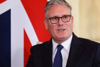 premierul britanic keir starmer il mustra pe andrew tate si avertizeaza baietii expusi riscului masculinitatii toxice din online 6894cf045a44e