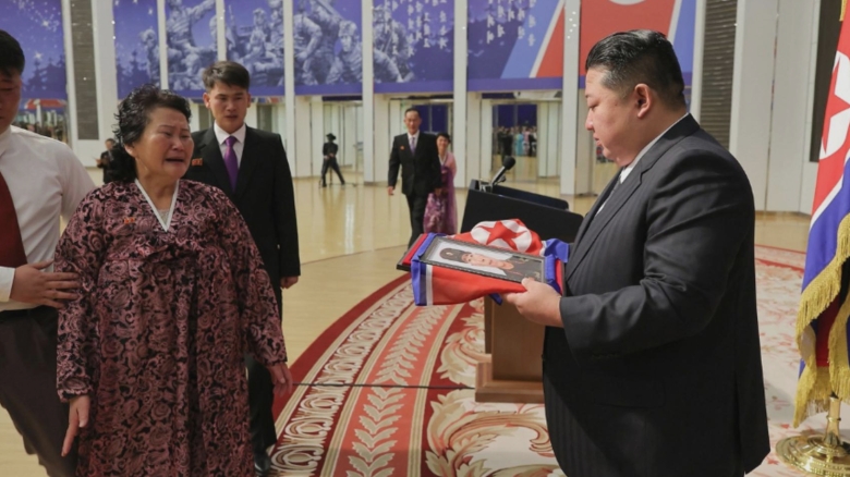 spectacol sinistru la phenian kim jong un a consolat familiile soldatilor ucisi pe frontul din ucraina intr o ceremonie cu multe lacrimi 68b29a57eeb31