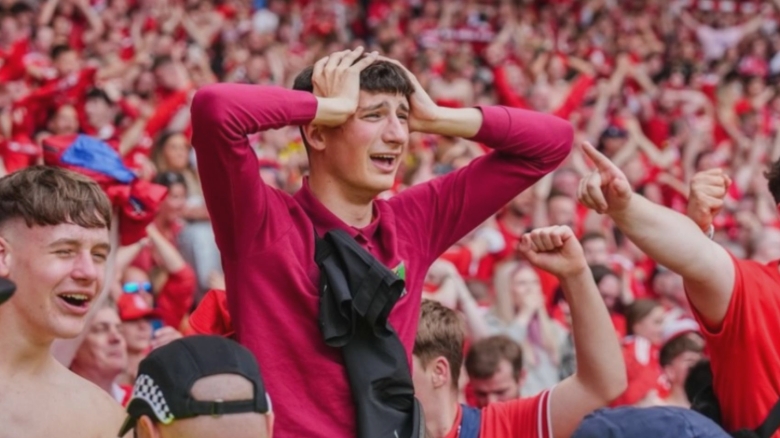 suporterii scotieni socati dupa o plimbare in bucuresti priviti numai halba de bere 68af67be0ec57