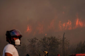 sute de persoane au fost evacuate in nord vestul turciei din cauza incendiilor de vegetatie si peste 700 de pompieri lupta cu flacarile 689a22b86a298