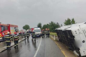 un autocar cu 20 de persoane s a rasturnat in afara partii carosabile a fost activat planul rosu de interventie 68b4653f7a0d4