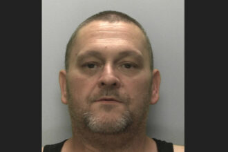 un barbat a stat timp de doi ani cu cadavrul fostei sale partenere in sufragerie acoperit cu o patura 689a2855937a7