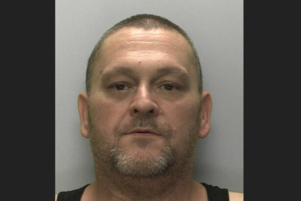 un barbat a stat timp de doi ani cu cadavrul fostei sale partenere in sufragerie acoperit cu o patura 689a2855937a7