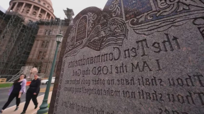 un judecator a blocat o lege din texas care impunea afisarea celor zece porunci biblice in scoli 68a6f7d1570fe