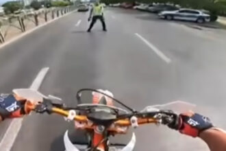 video gestul teribilist al unui tanar pe motocicleta care i a adus o amenda de 800 de lei si suspendarea permisului 689cfb52cd774