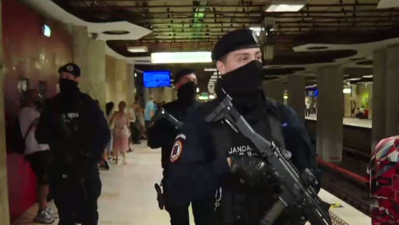 video jandarmii inarmati la metrou au dat nastere unor teorii ale conspiratiei ce spun oamenii care s au intalnit cu ei in statii 689cb7e926364