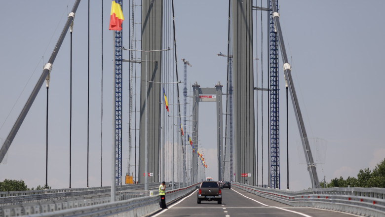 video noi probleme la golden gate de romania in asfaltul podului de la braila au aparut gauri prin care iese apa ce spune cnair 6890d38ea7970