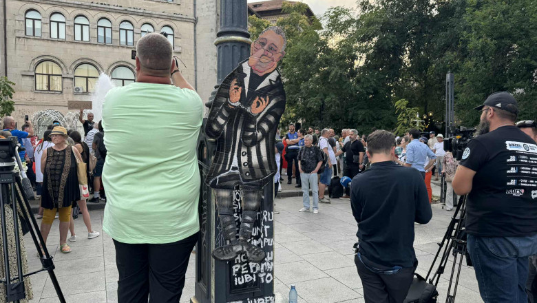 video protest in piata universitatii fata de declararea zilei de doliu national pentru iliescu jandarmeria spune ca manifestatia e ilegala 6894dc600438e