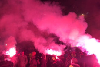 video proteste violente cu torte si petarde in serbia doua tabere s au confruntat sustinatorii lui vucic cu manifestantii anti guvern 689d9a742be74