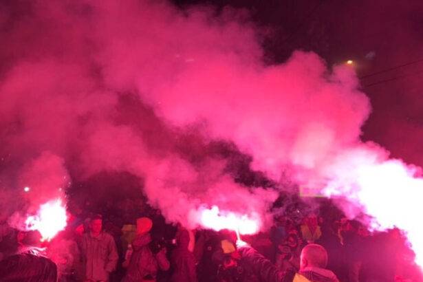video proteste violente cu torte si petarde in serbia doua tabere s au confruntat sustinatorii lui vucic cu manifestantii anti guvern 689d9a742be74