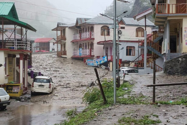 video sat indian distrus de viitura la poalele muntilor himalaya cel putin 4 morti si peste 50 de disparuti 6892216b5b8f4