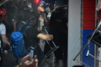 video scene de razboi in serbia manifestantii au devastat sediul partidului de guvernamant din novi sad zeci de raniti si arestati 689ee024207f9