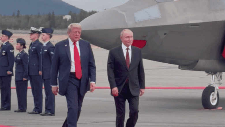 video un avion invizibil b 2 folosit la bombardarea instalatiilor nucleare ale iranului a zburat la mica inaltime pe deasupra lui putin 689f9a21c6108