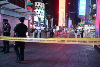 video un baiat de 17 ani a deschis focul in time square din new york trei persoane au fost ranite 68972d8776480