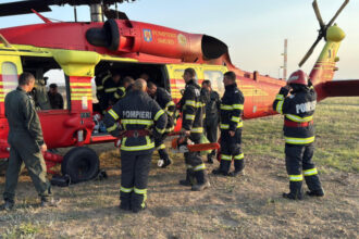 videofoto pompierii inca se lupta sa stinga incendiul de vegetatie din tulcea focul se intinde pe 8 hectare intervin si 3 elicoptere black hawk 6894fbdbaeebe