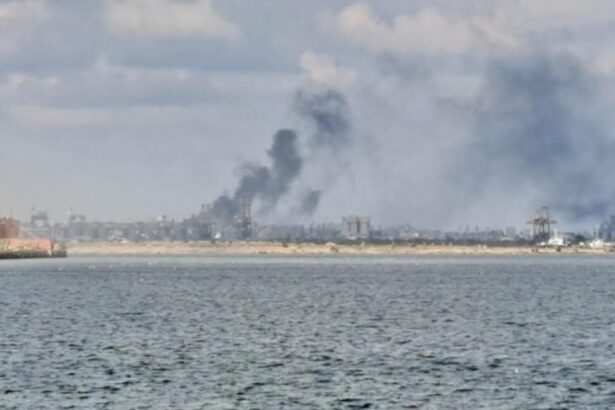 alerta la constanta degajari masive de fum in zona portului foto 68dbc0e2374de