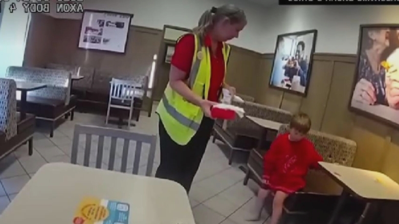 aventura riscanta un baiat de 5 ani a plecat singur la fast food in timp ce parintii dormeau 68b95804925ab