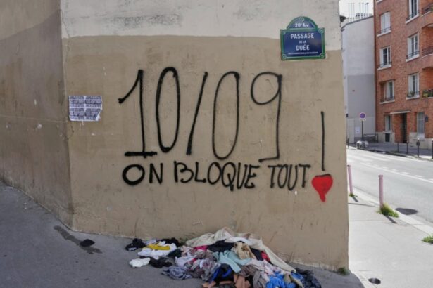 blocam totul francezii ameninta cu haos national dupa prabusirea guvernului fotoliul lui macron se clatina 68c07869d48ee