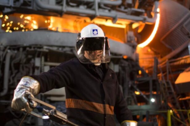 cel mai mare combinat din tara in prag de dezastru toti cei 3 300 de angajati ramasi sunt in somaj generalizat 68da5dd6eb63b