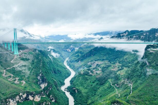 china inaugureaza cel mai inalt pod din lume 625 de metri peste marele canion huajiang 68d7aa817d9ed