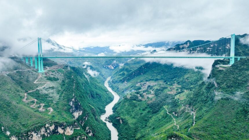 china inaugureaza cel mai inalt pod din lume 625 de metri peste marele canion huajiang 68d7aa817d9ed