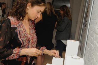 cine este noua sefa a revistei vogue chloe malle este succesoarea celebrei anna wintour la conducerea publicatiei americane de moda 68b9104da8e21