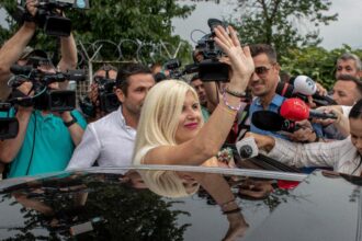 elena udrea le da fiori generalilor coldea si dumbrava cred ca foarte curand vom vedea cum se curata lucrurile 68d02085d3a5e