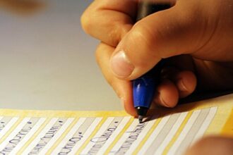 elev de 11 ani dus de urgenta la spital dupa ce ore intregi a incercat sa si faca temele medicii avertizeaza asupra riscurilor suprasolicitarii scolare 68d8e339cbe91