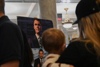 fbi ancheta in cazul asasinarii influencerul charlie kirk avanseaza arma crimei a fost recuperata suspectul este inca in libertate video 68c2d76940244