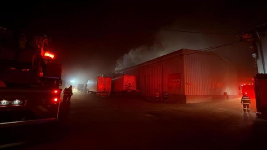 incendiu masiv in sectorul 2 din bucuresti populatia avertizata prin mesaj ro alert 14 autospeciale au ajuns la fata locului foto video 68d2e95ba694e