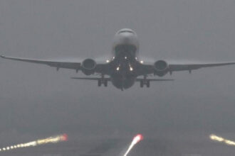 incident la aeroportul din cluj avion cu sute de pasageri tinut in aer din cauza unui controlor de trafic care a atipit in post 68d23133bbbe8