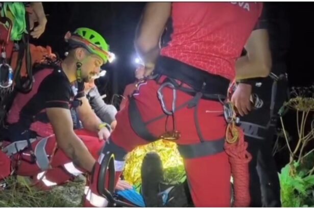 interventie dificila a salvamontistilor din prahova turist din bucuresti grav ranit dupa ce a cazut 30 de metri pe valea cerbului video 68bd4f414118a