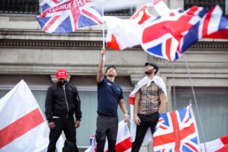 live video londra fierbe sute de mii de oameni in strada manifestantii anti imigratie isi striga supararile in timp ce cei pro refugiati li se opun 68c5830c313f2