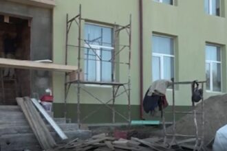 mii de elevi inca merg la scoli cu toaletele in curte situatie revoltatoare in romania anului 2025 68c7e5b4e0117