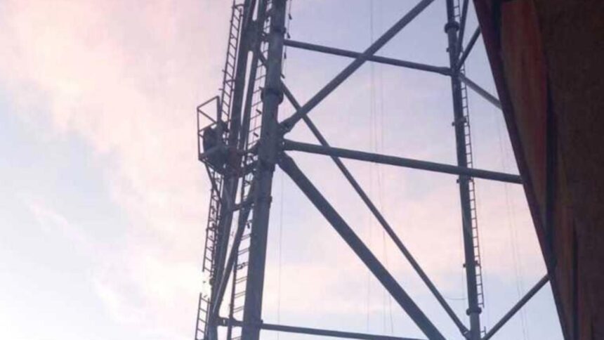 o persoana s a urcat pe un stalp al telegondolei din piatra neamt misiune contracronometru a pompierilor 68c109834a738