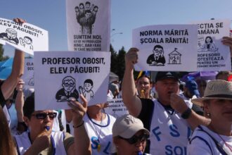 profesor la protestul din piata victoriei in ultimii 30 de ani niciun ministru n a indraznit sa se poarte cu noi cum s a purtat daniel david 68beaef31ab07