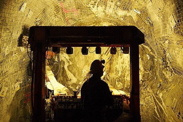 romania concesioneaza 18 zacaminte minerale cum fac smecherii afaceri pe seama resurselor tarii 68c96a449a7fb